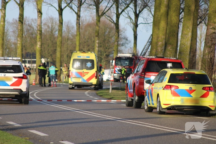Bestuurder overleden na crash tegen boom, auto volledig uitgebrand