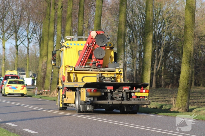 Bestuurder overleden na crash tegen boom, auto volledig uitgebrand