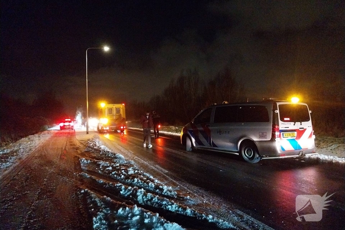 Auto komt op de kop in water terecht