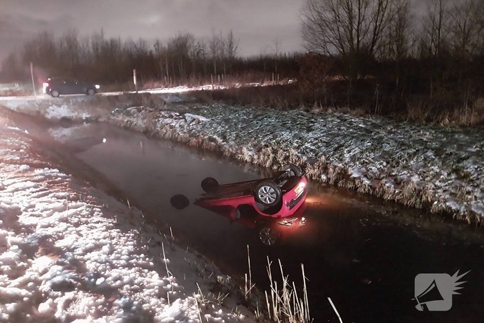 Auto komt op de kop in water terecht
