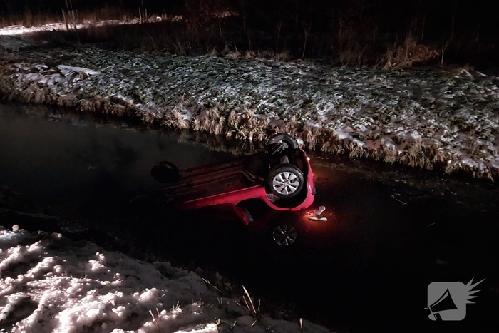 Auto komt op de kop in water terecht