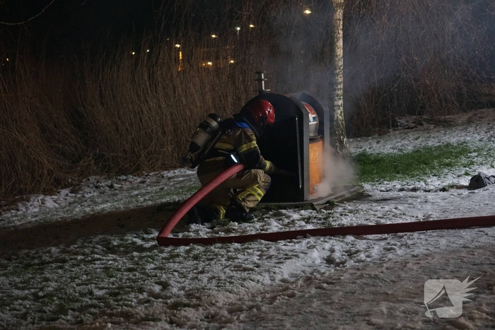 Rookontwikkeling bij brand in afvalcontainer