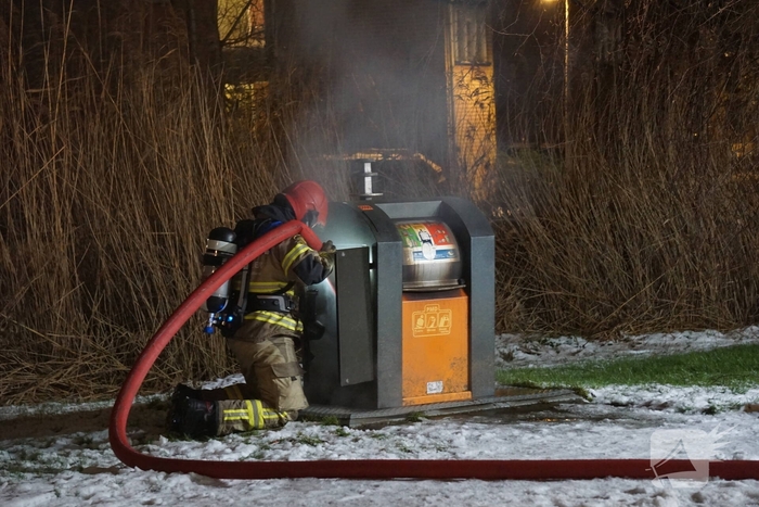 Rookontwikkeling bij brand in afvalcontainer