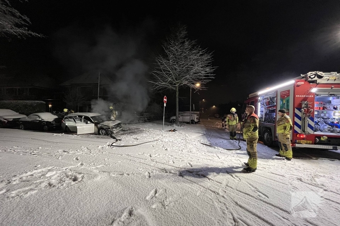 Geparkeerde auto gaat in vlammen op