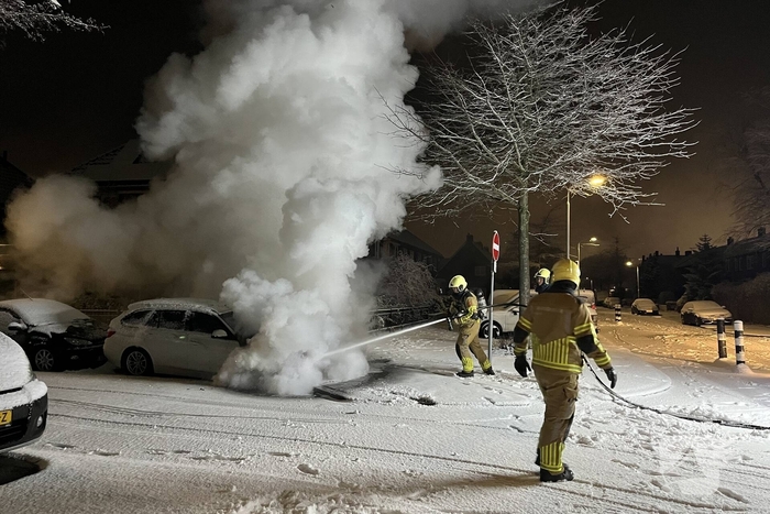 Geparkeerde auto gaat in vlammen op