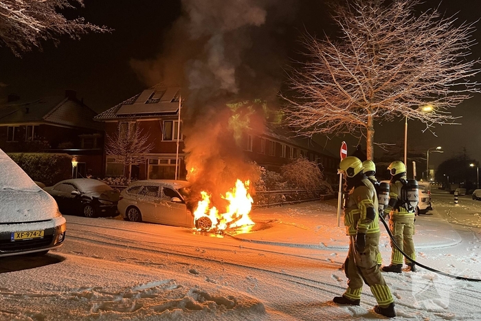 Geparkeerde auto gaat in vlammen op