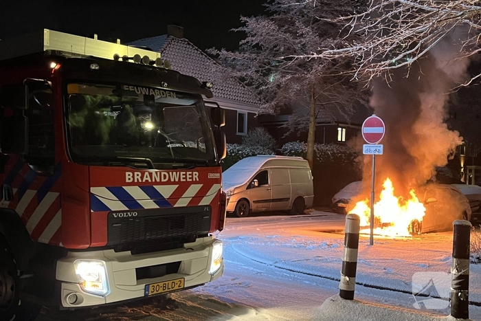 Geparkeerde auto gaat in vlammen op