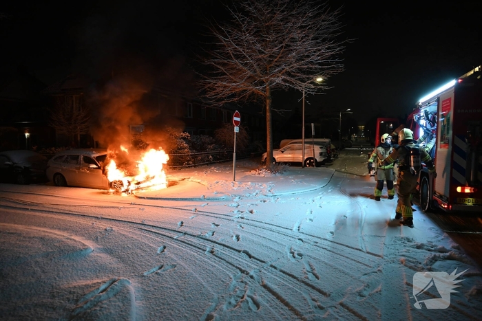 Geparkeerde auto gaat in vlammen op