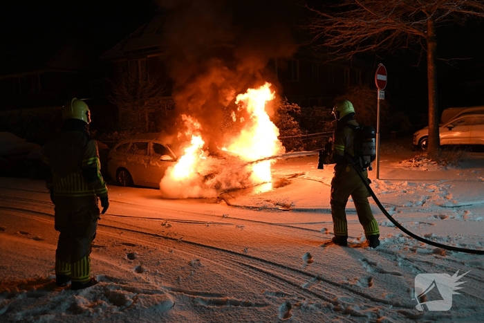 Geparkeerde auto gaat in vlammen op