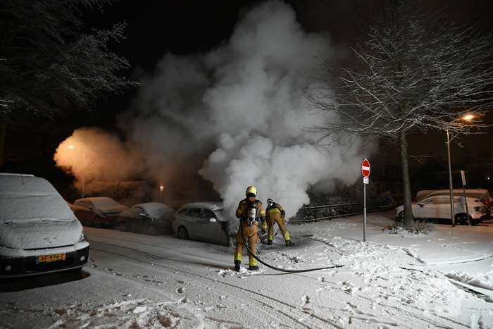 Geparkeerde auto gaat in vlammen op