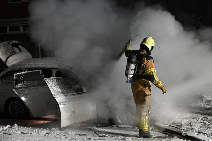 Geparkeerde auto gaat in vlammen op