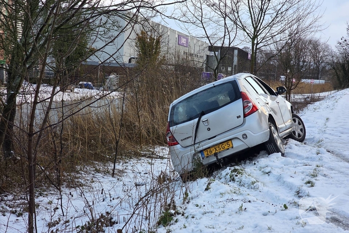 Brandweer en politie ingeschakeld bij voertuig te water