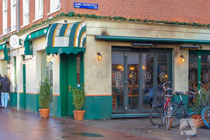 Politie onderzoekt explosie en brandstichting