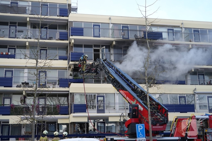 Uitslaande flatbrand, flatgebouw geëvacueerd