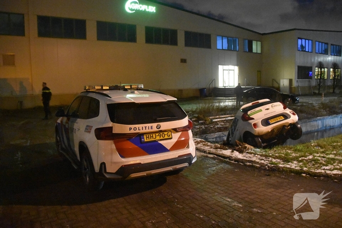 Personenauto raakt te water, geen gewonden