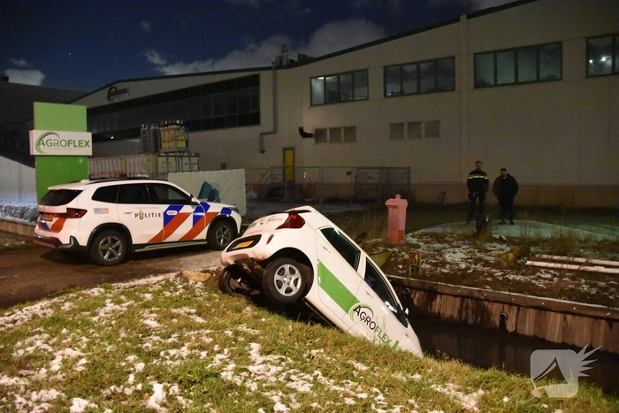 Personenauto raakt te water, geen gewonden