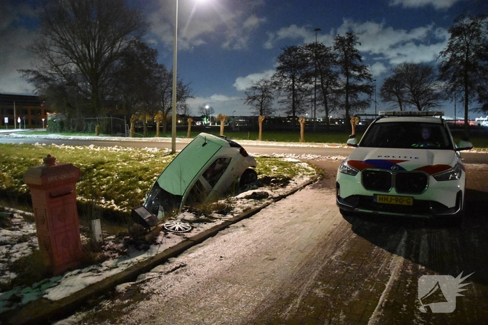 Personenauto raakt te water, geen gewonden