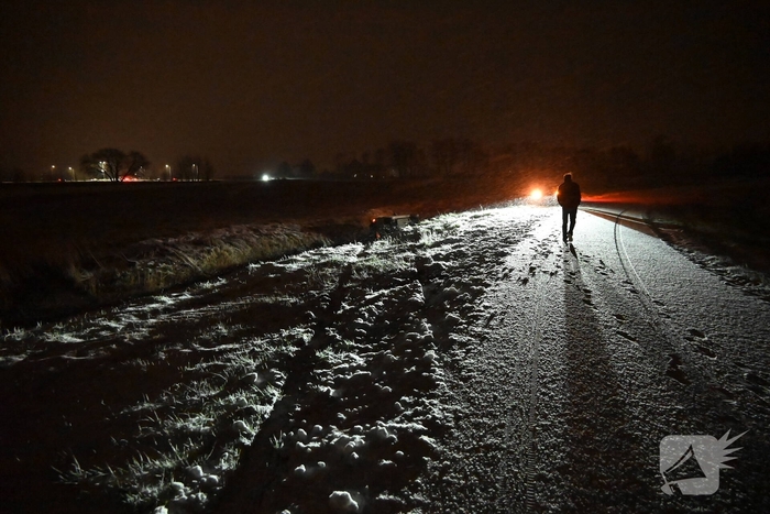 Auto belandt op zijkant in ondiepe sloot
