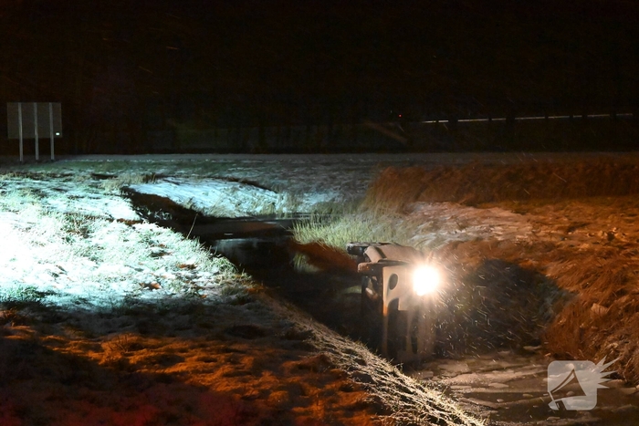 Auto belandt op zijkant in ondiepe sloot