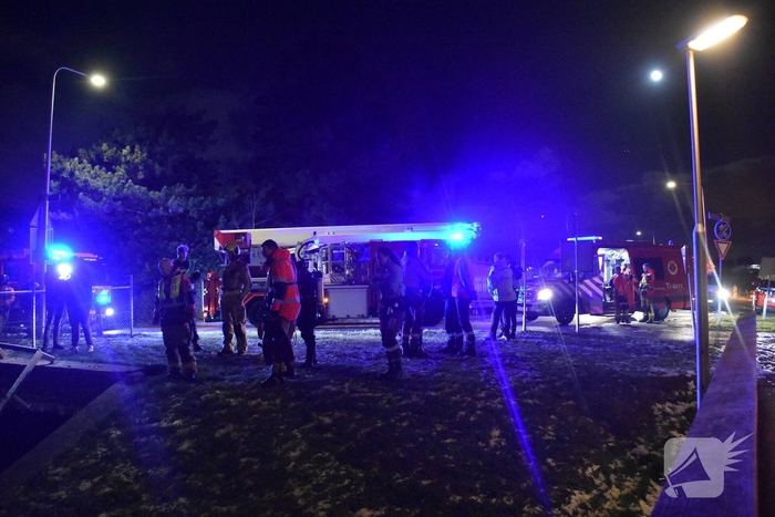 Traumahelikopter ingezet nadat personenauto te water raakt