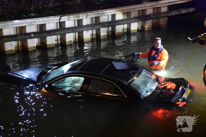 Traumahelikopter ingezet nadat personenauto te water raakt