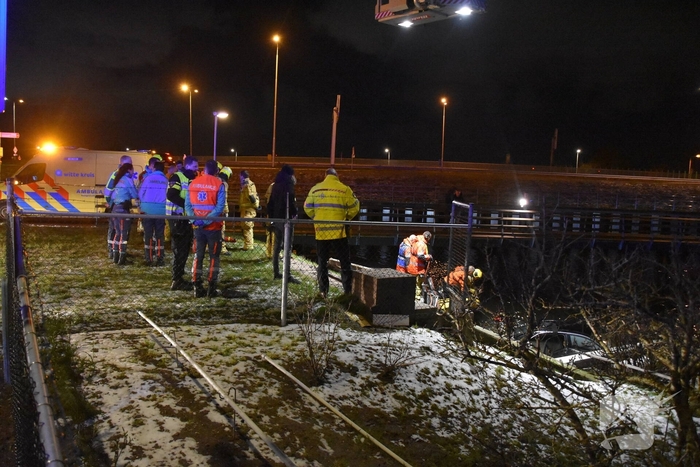 Traumahelikopter ingezet nadat personenauto te water raakt