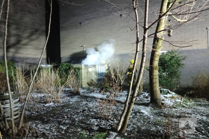 Brandende afvalcontainer geblust