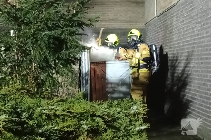 Brandende afvalcontainer geblust