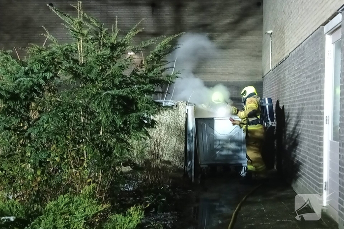 Brandende afvalcontainer geblust