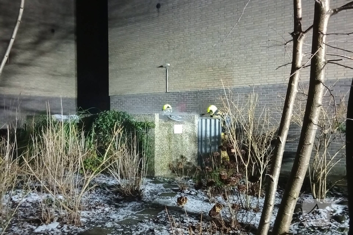 Brandende afvalcontainer geblust