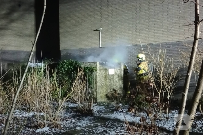 Brandende afvalcontainer geblust
