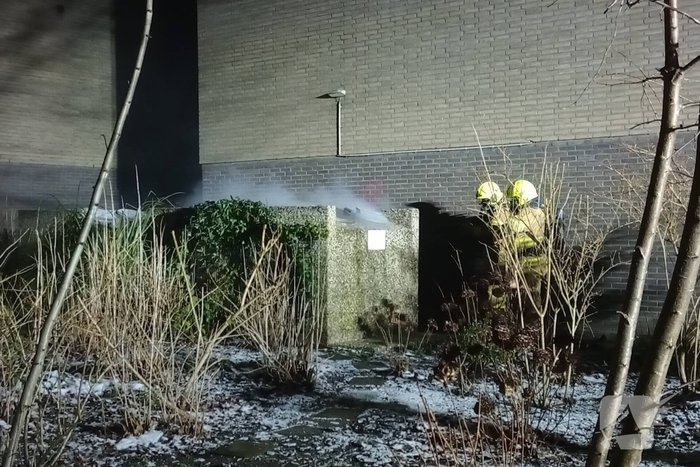 Brandende afvalcontainer geblust
