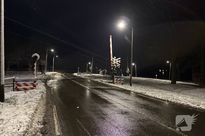 Auto op spoor veroorzaakt treinonderbreking