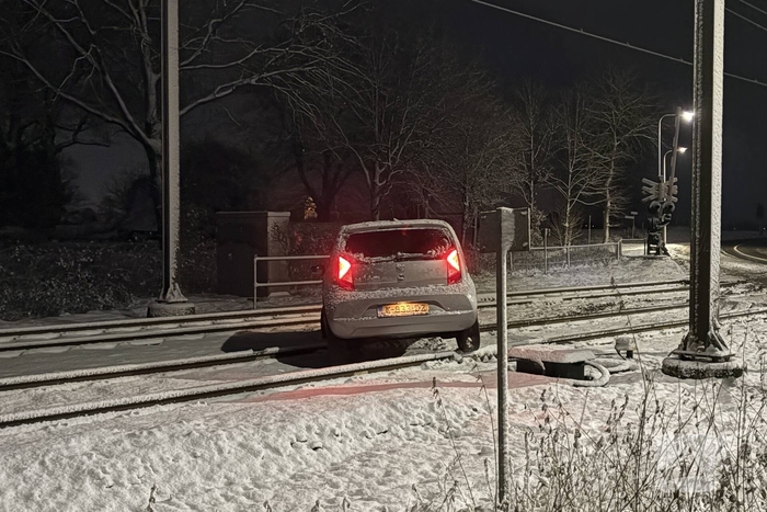 Auto op spoor veroorzaakt treinonderbreking