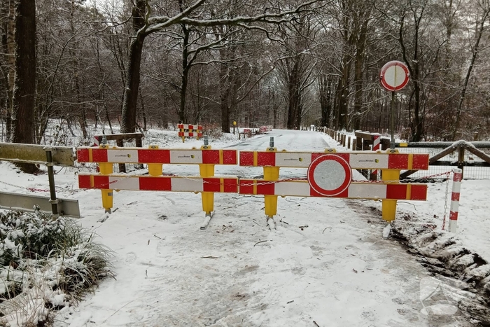 Toegangswegen afgesloten door sneeuw en ijs