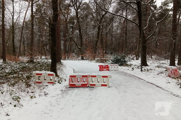 Toegangswegen afgesloten door sneeuw en ijs