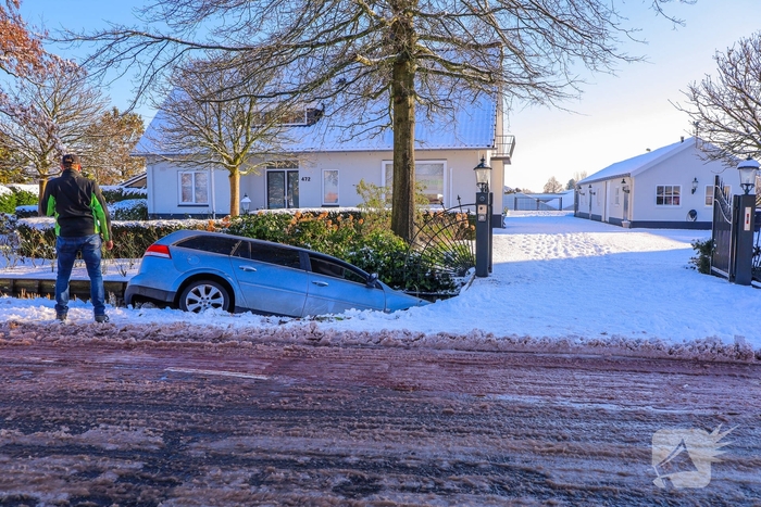 Auto belandt in sloot door gladheid