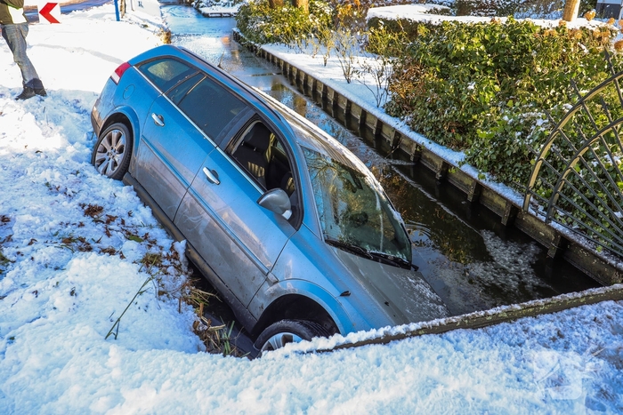 Auto belandt in sloot door gladheid