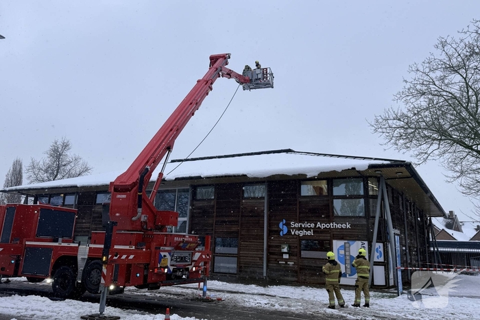 Brandweer verwijdert sneeuw van dak