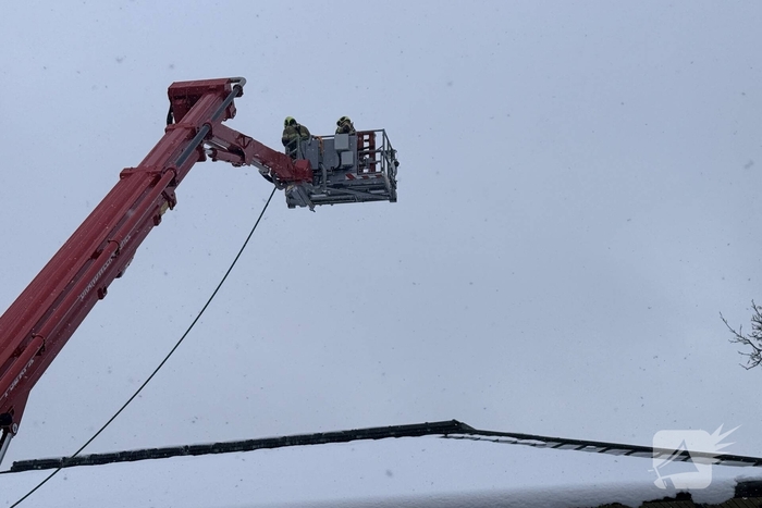 Brandweer verwijdert sneeuw van dak