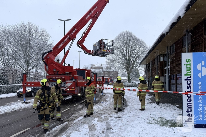 Brandweer verwijdert sneeuw van dak