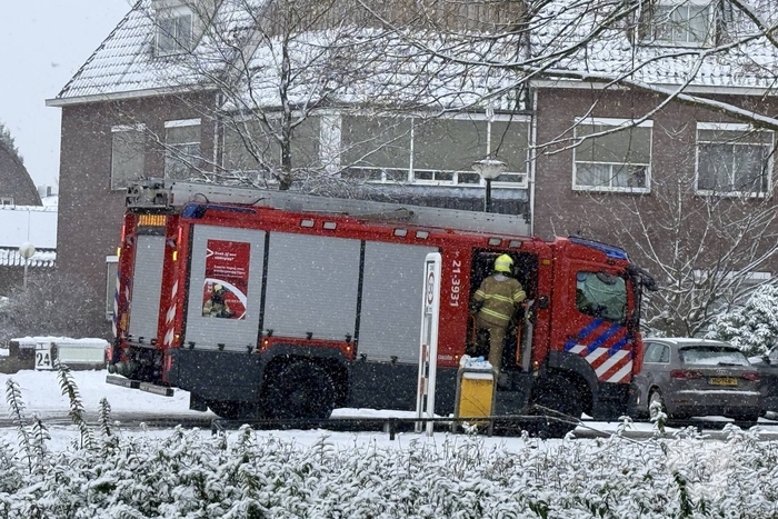 Brandweer verwijdert sneeuw van dak