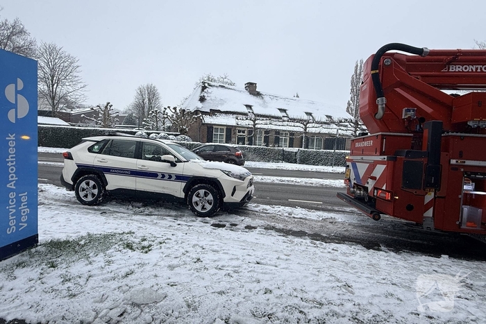 Brandweer verwijdert sneeuw van dak