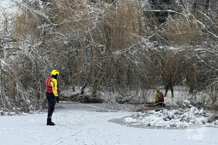 Brandweer redt kind van eilandje op het ijs
