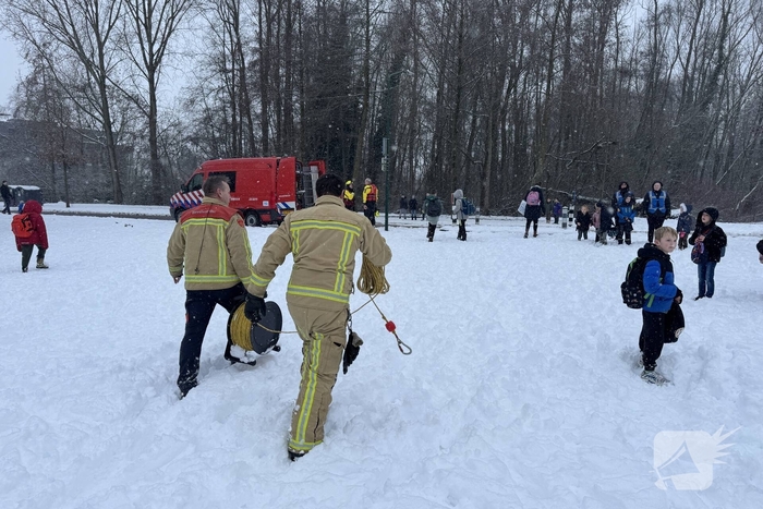 Brandweer redt kind van eilandje op het ijs