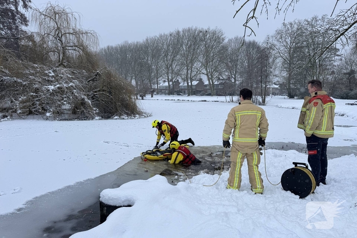 Brandweer redt kind van eilandje op het ijs
