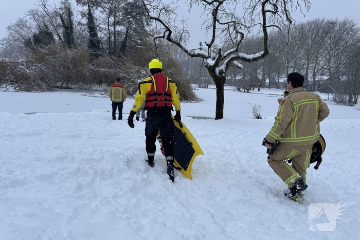 Brandweer redt kind van eilandje op het ijs