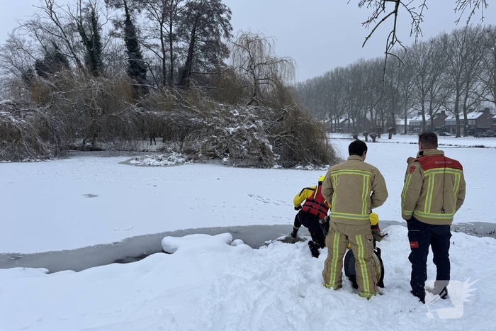 Brandweer redt kind van eilandje op het ijs