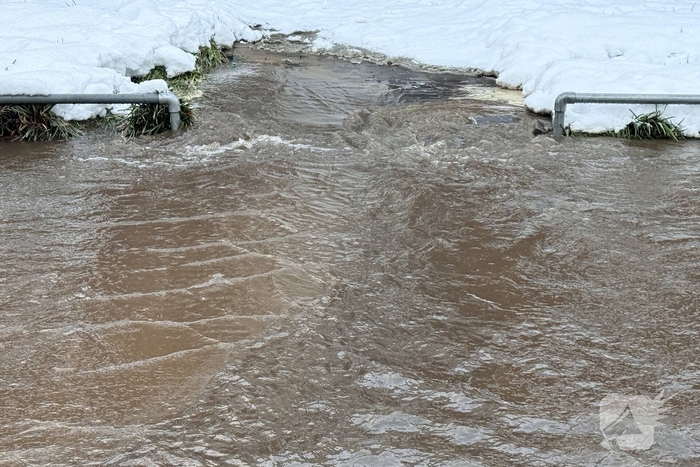 Waterleiding klapt, straat staat blank