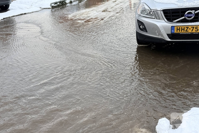 Waterleiding klapt, straat staat blank